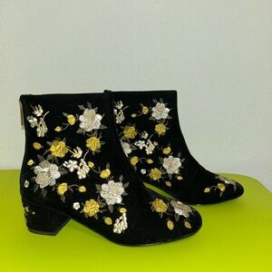 NWT Steve Madden Floral Embroidered Heeled Booties